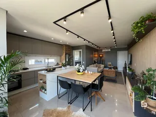 Ambiente moderno com cozinha integrada e sala de jantar em Lajeado.