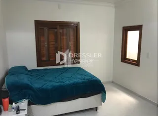 Quarto com cama e portas de madeira.