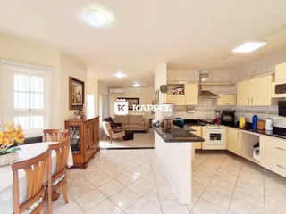 Foto de uma sala de estar e cozinha integrada em um imóvel.