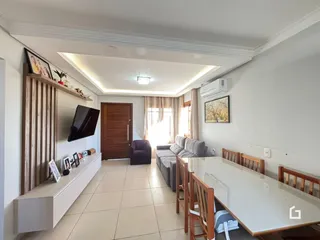 Sala de estar com piso de cerâmica e paredes brancas.