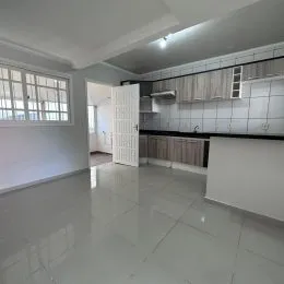 Foto de um ambiente interno com piso de porcelanato claro e paredes brancas.
