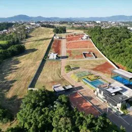 Vista aérea de um terreno grande com áreas abertas e vegetação em Lajeado, Brasil.