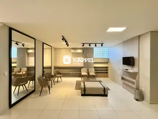 Sala de estar moderna com piso de cerâmica e área de cozinha integrada.
