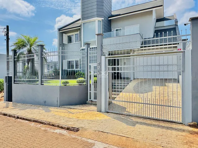 Fachada de uma residência com portão de ferro e cerca em Lajeado, Brasil.