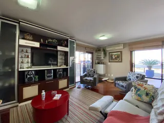 Sala de estar com móveis de madeira e vista para o exterior.
