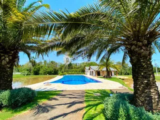 Vista externa de uma propriedade com piscina e vegetação exuberante em Lajeado.