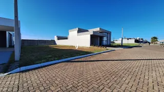 Fachada moderna de uma residência em Lajeado, Brasil, com jardim e área pavimentada.