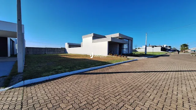Fachada moderna de uma residência em Lajeado, Brasil, com jardim e área pavimentada.