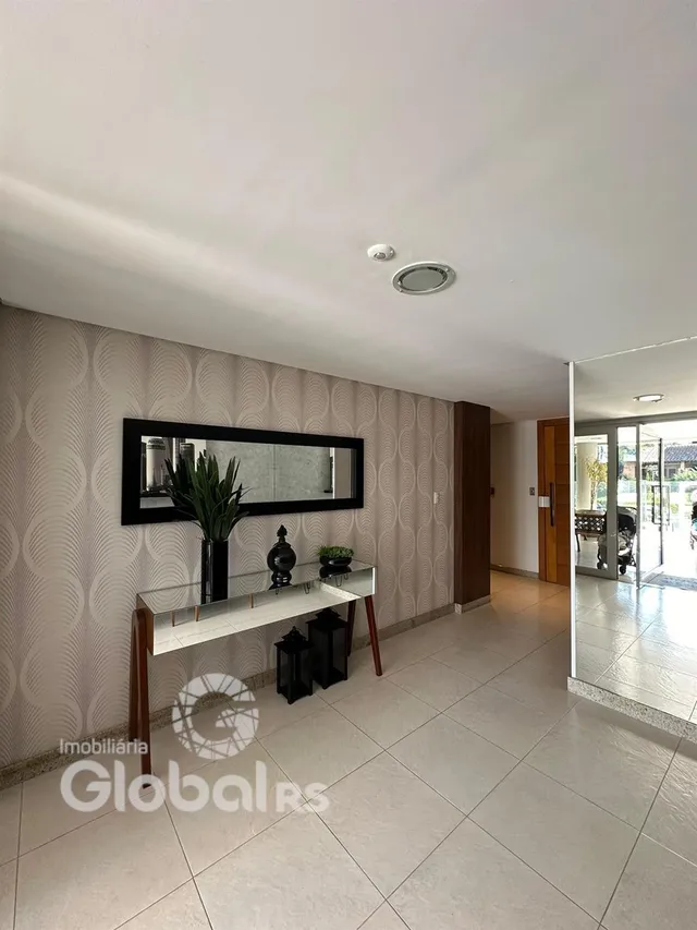 Ambiente interno com parede texturizada e espelho em uma sala.