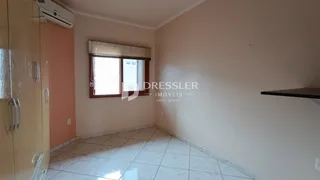 Quarto interno com piso de cerâmica e janela.