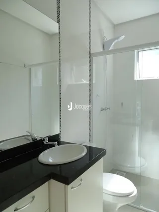 Foto de um banheiro com pia e vaso sanitário.