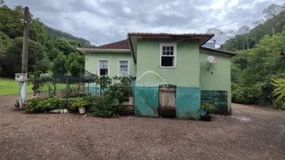 Fachada de uma casa em Lajeado, Brasil, com vegetação densa ao fundo.