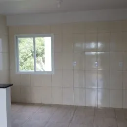 Foto de um corredor interno com uma janela.