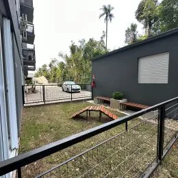 Vista de um quintal com gramado e cerca metálica em Lajeado.