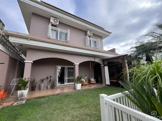 Fachada de uma casa em Lajeado, Brasil, com jardim gramado em primeiro plano.