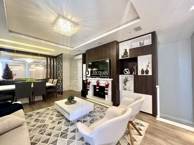 Sala de estar moderna com lareira e decoração de madeira escura.