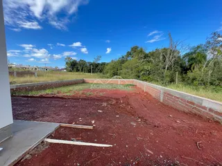 Vista de um terreno vazio com muro de tijolos em Lajeado, Brasil.