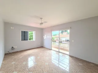 Uma sala ampla com piso de cerâmica e teto branco.