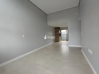 Corredor interno com paredes brancas e piso claro.