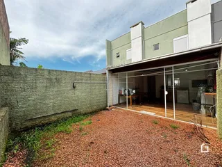 Fachada de uma residência em Lajeado, Brasil, com área externa coberta.