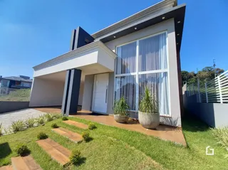 Fachada moderna de uma casa em Lajeado, Brasil, com jardim frontal.