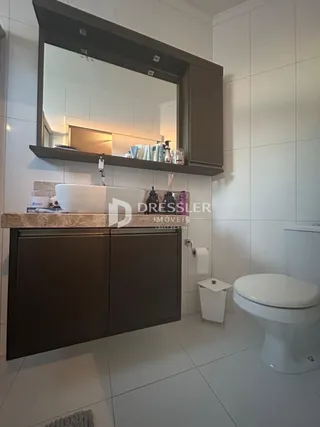 Banheiro com bancada e vaso sanitário em ambiente interno.