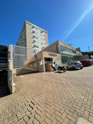 Vista externa da propriedade em Lajeado, Brasil, mostrando o portão de entrada e a área pavimentada.