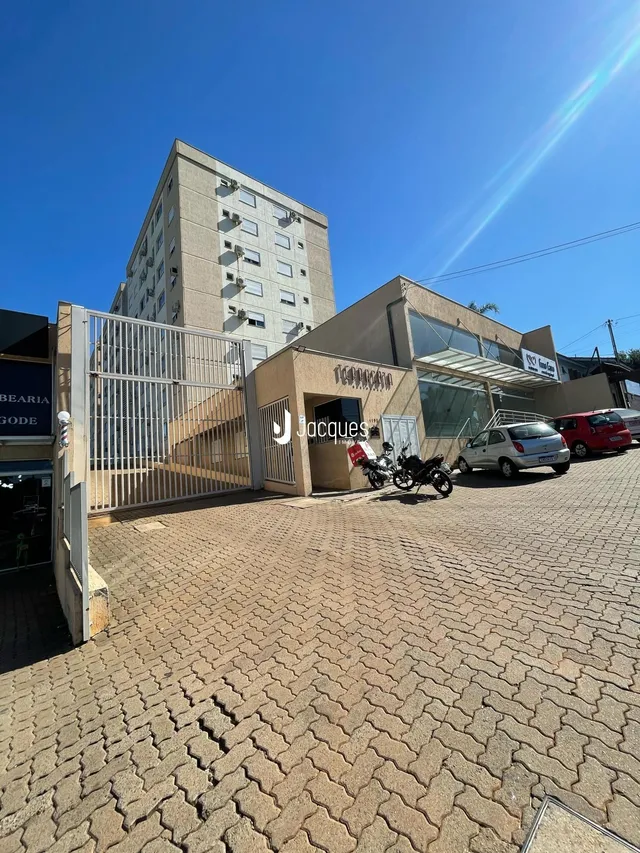 Vista externa da propriedade em Lajeado, Brasil, mostrando o portão de entrada e a área pavimentada.