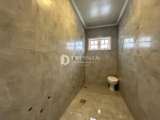 Foto de um corredor interno com paredes revestidas.