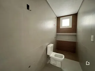 Corredor interno mostrando a passagem para o banheiro.