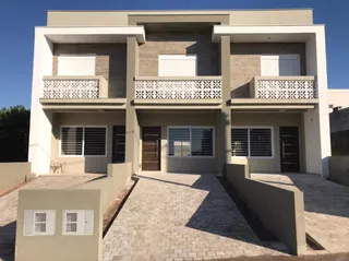 Fachada de uma casa moderna com detalhes em alvenaria em Lajeado, Brasil.