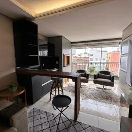 Foto de uma sala de estar com móveis escuros e uma mesa de centro.