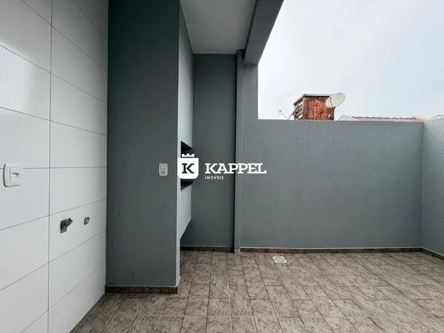 Hall de entrada com piso de cerâmica e paredes em tons de cinza.