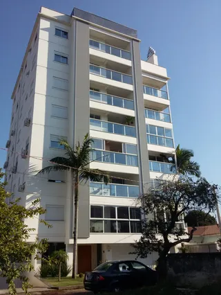Fachada de um prédio residencial em Lajeado, Brasil, com vários andares e varandas.