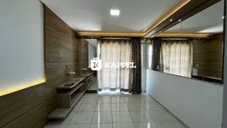 Corredor interno com revestimento de madeira e piso de porcelanato claro.
