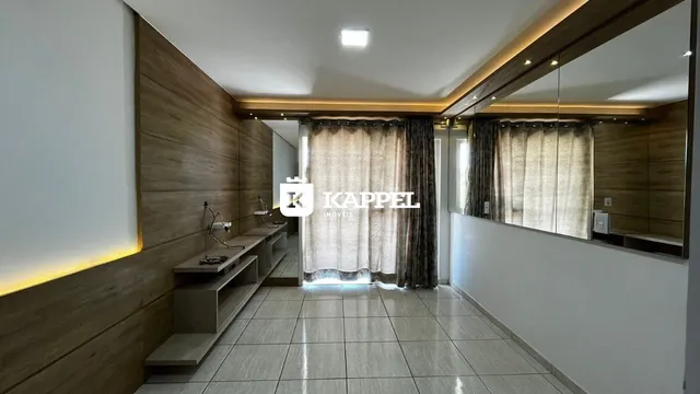 Corredor interno com revestimento de madeira e piso de porcelanato claro.