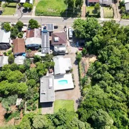 Vista aérea de uma propriedade residencial com área verde em Lajeado.