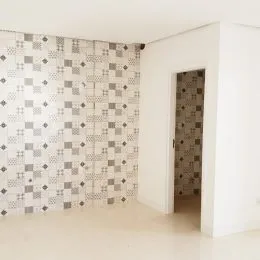 Parede decorada com papel de parede em um ambiente interno.