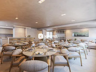 Ambiente de jantar amplo com mesas redondas e cadeiras modernas.