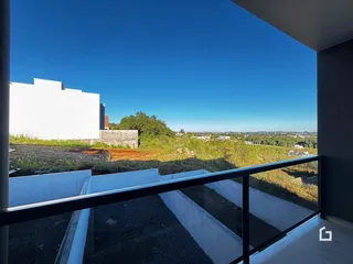 Vista panorâmica de uma paisagem rural ao longo de uma cerca.