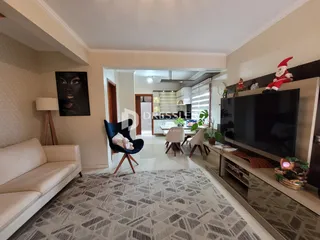 Sala de estar com sofá e decoração moderna em um imóvel no Brasil.