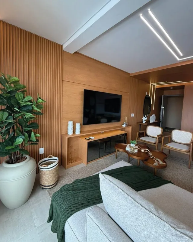 Sala de estar com painéis de madeira e sofá moderno.