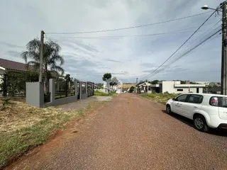 Vista da rua de terra entre propriedades residenciais em Lajeado.