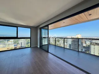 Sala ampla com vista panorâmica da cidade de Lajeado.