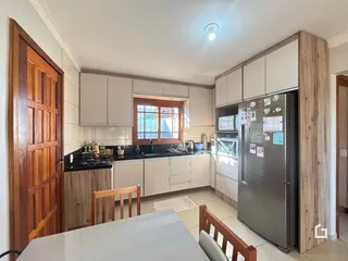 Foto de uma cozinha moderna com armários e eletrodomésticos em Lajeado.