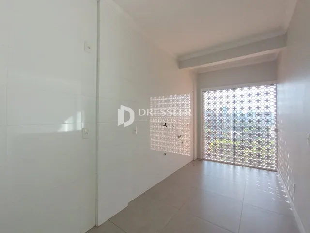 Corredor interno de um imóvel em Lajeado, Brasil, com paredes brancas e piso claro.