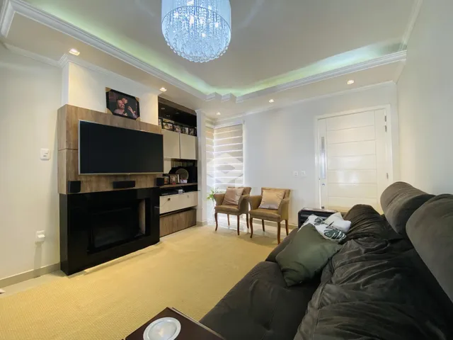 Sala de estar moderna com lareira e sofá grande.