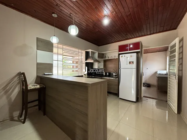 Ambiente interno de uma sala de estar com cozinha em Lajeado, Brasil.