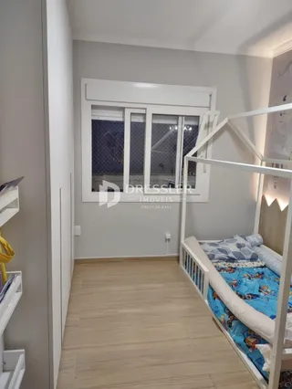 Quarto com piso de madeira e janela em um imóvel no Brasil.