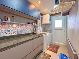 Foto de uma cozinha com armários e revestimento cerâmico em Lajeado.
